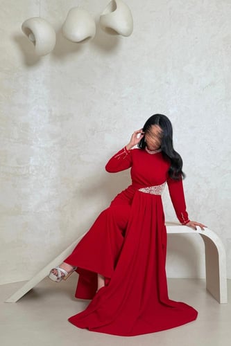 فستان أحمر مطرز بفصوص لامعة وأكمام طويلة