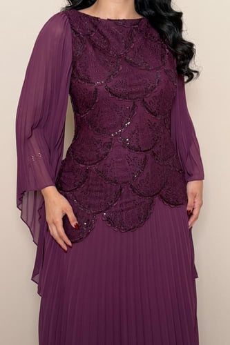 فستان بنفسجي رسمي بقصة أنثوية أنيقة من مليحة