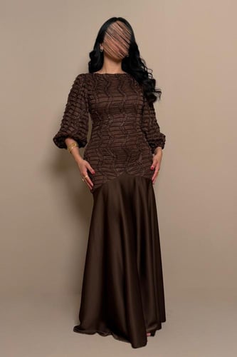 فستان بني أنيق بنقشة بارزة