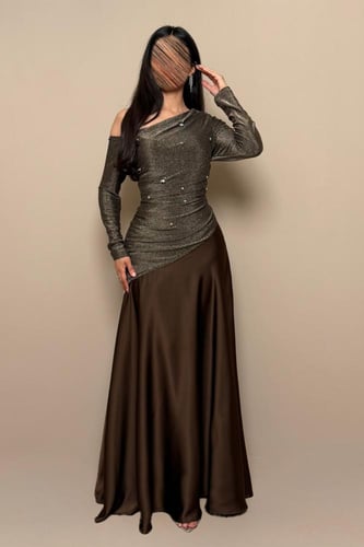 فستان بني كتف واحد بتفاصيل لامعة