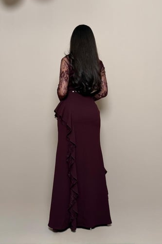 فستان سهرة عنابي غامق دانتيل بقصة كشكش جانبي