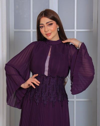 فستان بنفسجي مطرز بتصميم ملكي وأكمام واسعة