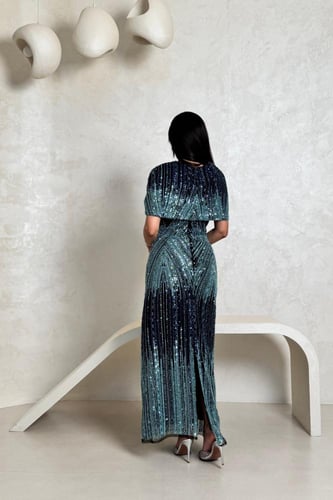 فستان تركوازي مطرّز بالترتر مع قطعة فخمة