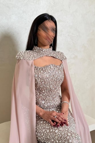 فستان فضي مطرّز بالكامل مع وشاح شيفون بلون لحمي