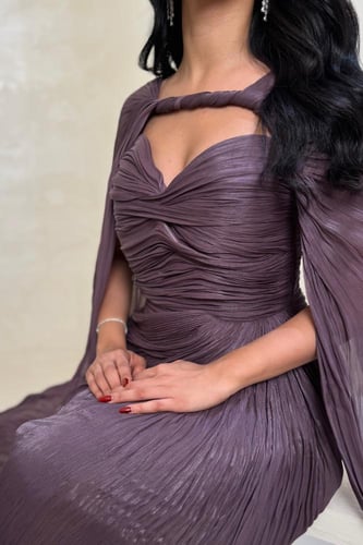 فستان بنفسجي بتصميم كسرات مع كاب شفاف