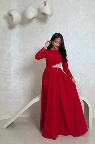 فستان أحمر مطرز بفصوص لامعة وأكمام طويلة