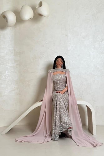 فستان فضي مطرّز بالكامل مع وشاح شيفون بلون لحمي