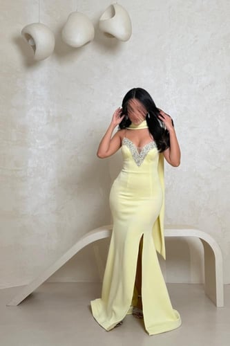 فستان سهرة أصفر أنيق بلمسات ترتر فضية