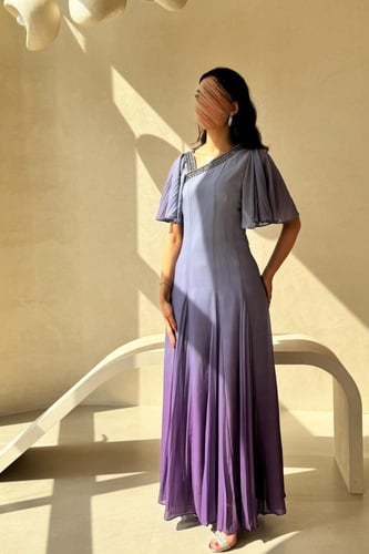 فستان بنفسجي متدرج بأكمام كشكش وتطريز ناعم