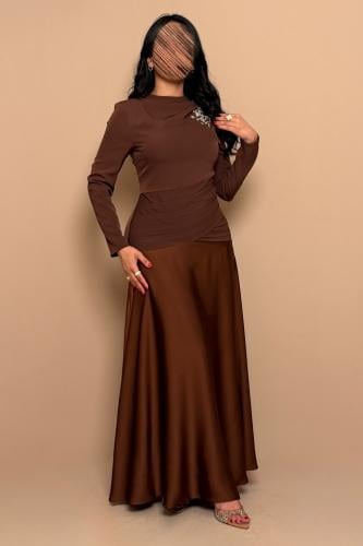 فستان بني أنيق بتفاصيل جانبية ولمسة فخامة