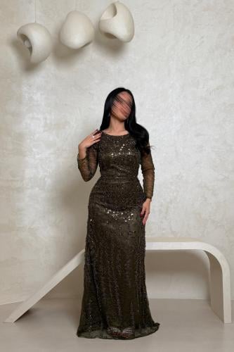 فستان زيتي مطرّز بتفاصيل براقة