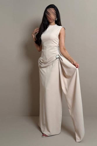 فستان بيج بقصة مستقيمة وتفصيل جانبي ناعم
