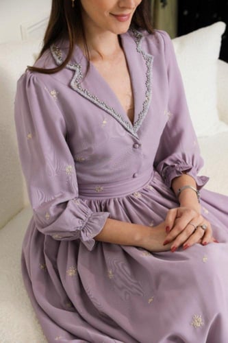 فستان ميدي بتطريز ناعم ولمسات كريستالية أنيقة