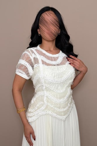 فستان أبيض مطرز بتفاصيل أنثوية ناعمة من مليحة