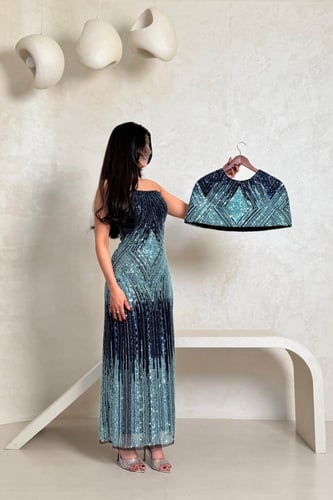 فستان تركوازي مطرّز بالترتر مع قطعة فخمة