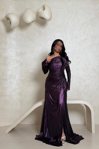 فستان بنفسجي لامع بكتف واحد وتصميم فخم