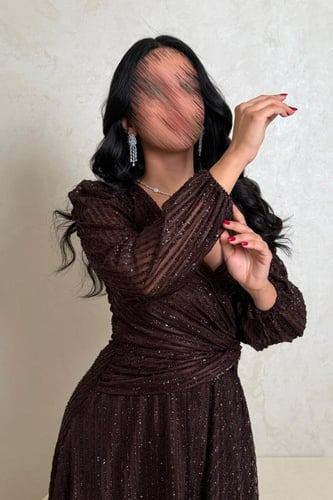 فستان بني داكن بلمعة ناعمة بتصميم لف أنثوي