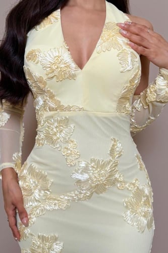 فستان اصفر بتطريزات بارزة وقصة أنثوي