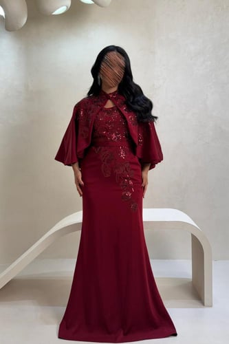 فستان احمر خمري مطرز بكاب أنيق