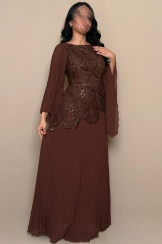 فستان بني أنيق بتطريز لامع وقصة راقية