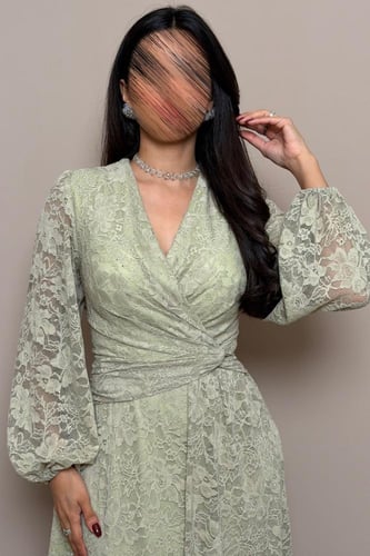 فستان عشبي دانتيل بتصميم لف أنثوي وأكمام منسدلة را...