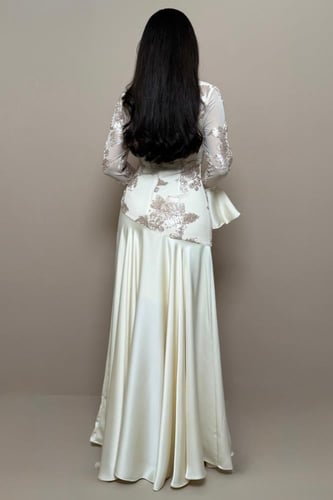 فستان بيج فخم بتفاصيل ورد ساتان بارزة