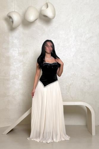 فستان أسود وأبيض بتصميم فخم وتفاصيل مخملية