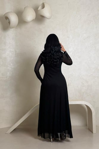 فستان أسود لامع بتصميم ضيّق وأكمام طويلة