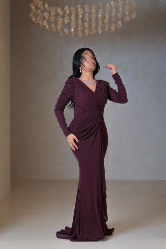 فستان سهرة عنّابي بلمعة ناعمة وأكمام مزخرفة