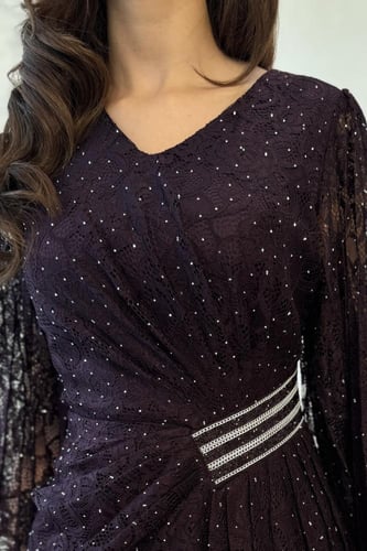 فستان بنفسجي غامق بدانتيل وترتر وأكمام واسعة