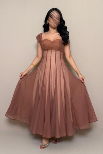 فستان بني بقصة كورسيه وانسيابية راقية من مليحة