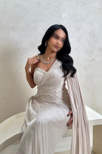 فستان سهرة أوف وايت بكشكة جانبية وتفاصيل خرز فاخرة