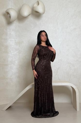 فستان بني مطرّز بتفاصيل براقة