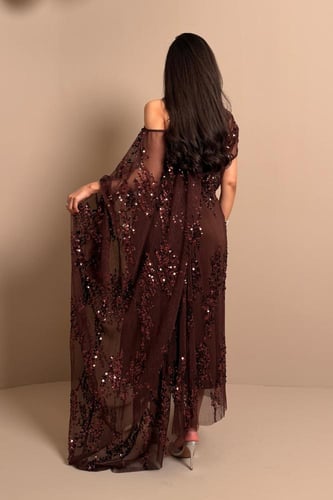 جلابية بني غامق أنيقة بتفاصيل راقية وقصة انسيابية