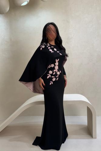 فستان أسود بطبقة علوية وتطريز وردي ناعم