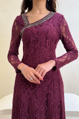 فستان دانتيل عنابي بأكمام طويلة وتطريز لامع