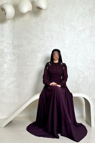 فستان بنفسجي طويل بتطريز ورود على الأكتاف