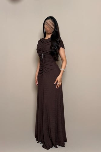 فستان بني بقصة انسيابية وتفاصيل أنيقة