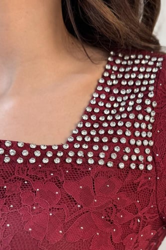 فستان عنابي مطرز بتفاصيل براقة وتصميم ناعم