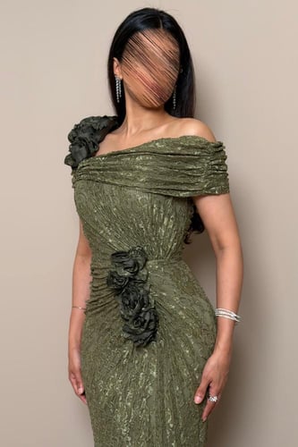 فستان سهرة دانتيل اخضر بكسرات جانبية وورود بارزة