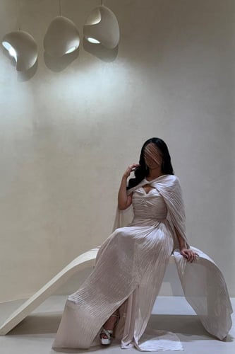 فستان أوف وايت لامع بتصميم فاخر