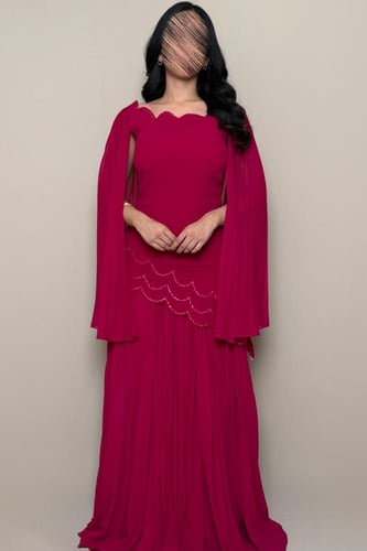 فستان فوشي بتصميم أنثوي ناعم من مليحة