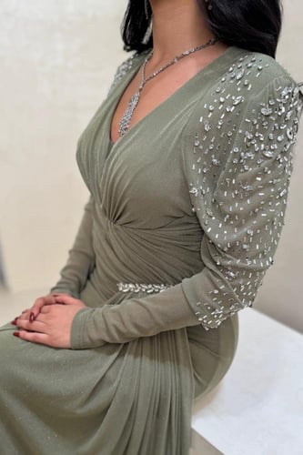 فستان اخضر بتصميم لف وتفاصيل خرز ناعمة