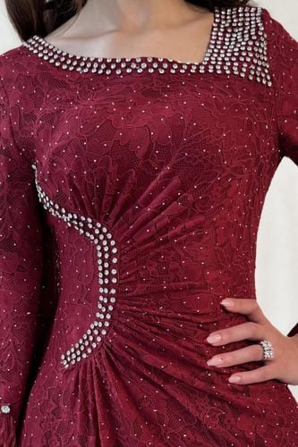 فستان عنابي مطرز بتفاصيل براقة وتصميم ناعم