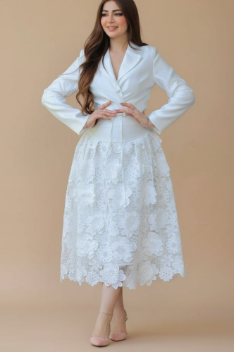 طقم تنورة وبلوزة راقٍ وأنيق يجمع بين الفخامة والأن...