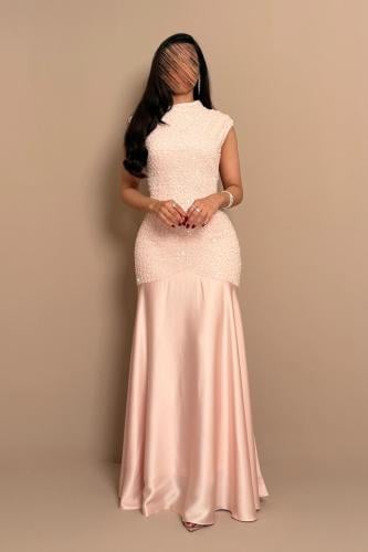 فستان وردي فاتح بتصميم أنثوي لامع وانسيابي