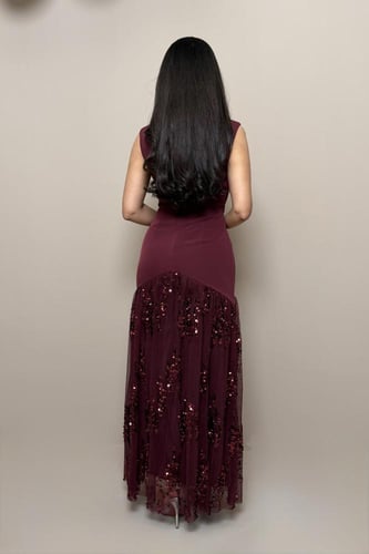 فستان عنابي بتفاصيل كريستال لامعة وتل مطرز فاخر