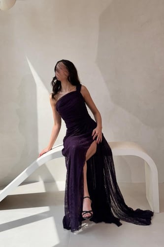 فستان سهرة بنفسجي من الدانتيل بتصميم راق