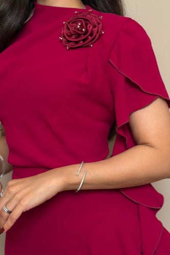 فستان فوشي بتفاصيل كشكش جانبية ووردة مطرزة أنيقة