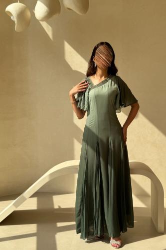 فستان زيتي بأكمام كشكش وتطريز ناعم عند الياقة